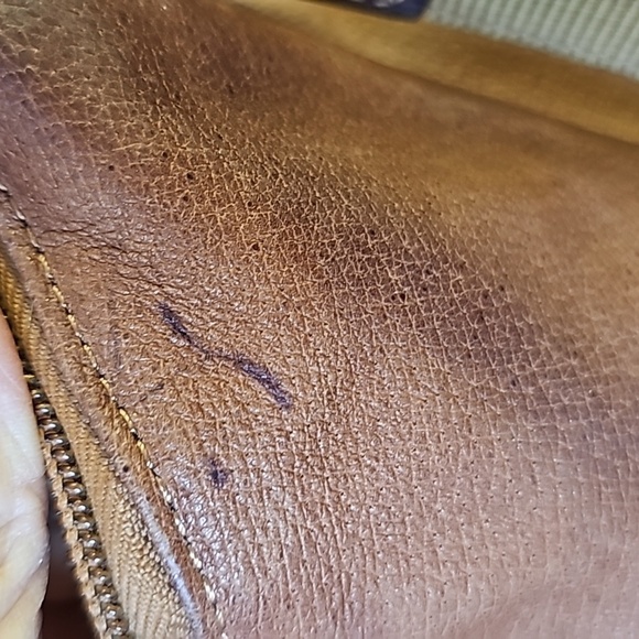 Gun tote'n Momas, leather bag. Lots of zippers and pockets. - Picture 17 of 17